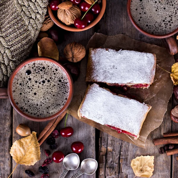 Bir kiraz ile meyveli turta. Vişneli tart. 