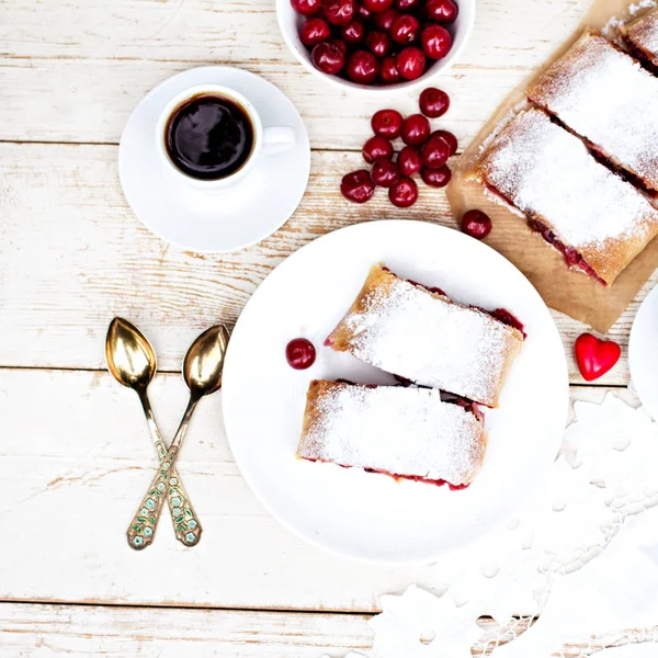 Strudel met een kers. Kersen taart. — Stockfoto