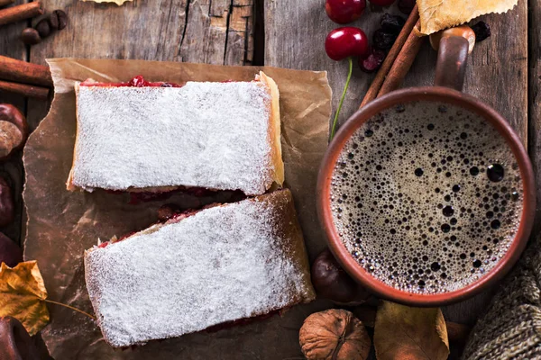 Bir kiraz ile meyveli turta. Vişneli tart. 