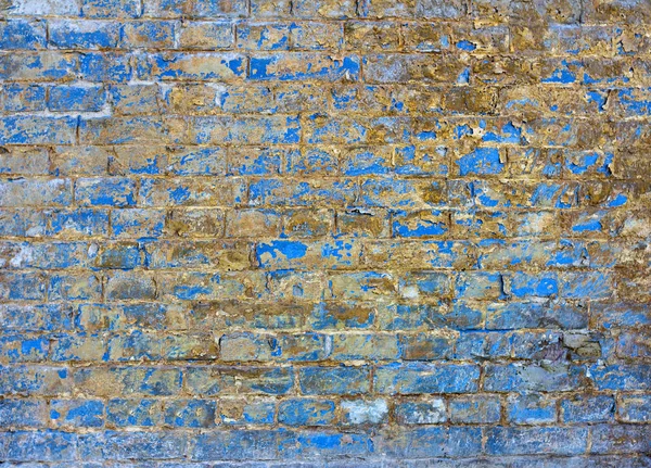 Eine gemauerte, in die Jahre gekommene Ziegelwand. eine blaue alte Ziegelmauer. — Stockfoto