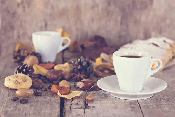 Uma xícara de café com café expresso, torta e folhas de outono. Outono . — Fotografia de Stock