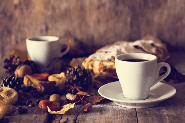 Uma xícara de café com café expresso, torta e folhas de outono. Outono . — Fotografia de Stock