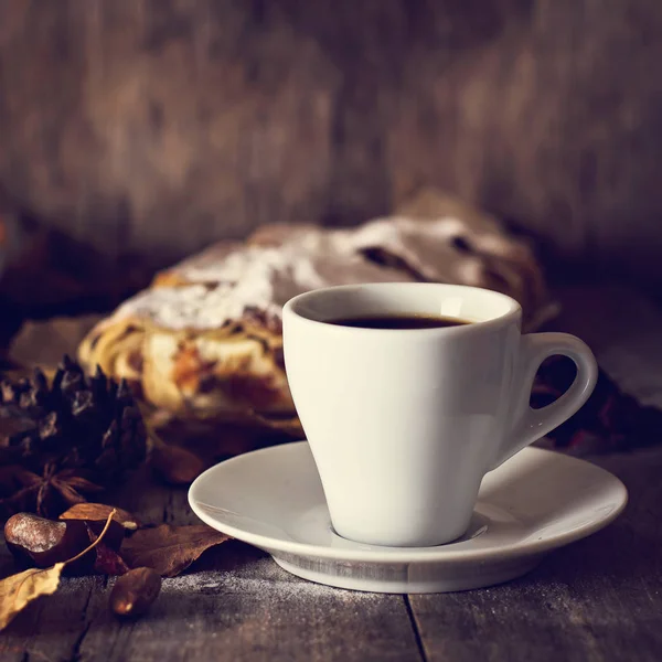 Uma xícara de café com café expresso, torta e folhas de outono. Outono . — Fotografia de Stock