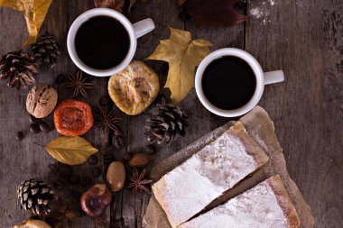 Bir fincan kahve espresso, pasta ve sonbahar yaprakları ile. Sonbahar. 