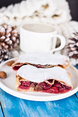 Bir kiraz ile meyveli turta. Vişneli tart.