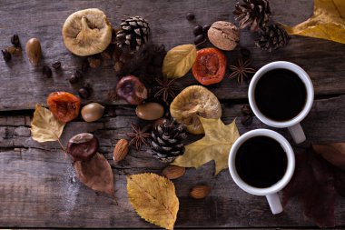 Bir fincan kahve espresso ve sonbahar yaprakları ile. 
