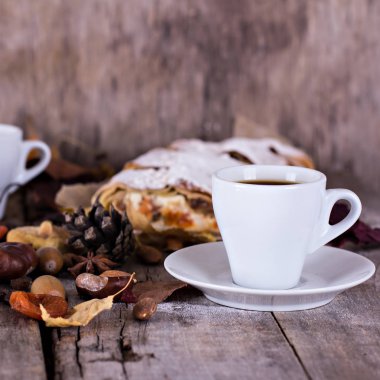 Bir fincan kahve espresso, pasta ve sonbahar yaprakları ile. Sonbahar. 