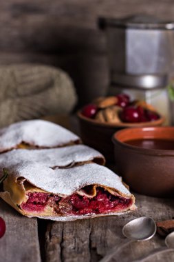 Bir kiraz ile meyveli turta. Vişneli tart.