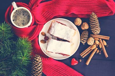 Bir kiraz ile meyveli turta. Vişneli tart.