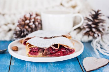 Bir kiraz ile meyveli turta. Vişneli tart.