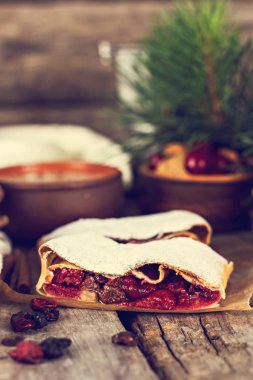 Bir kiraz ile meyveli turta. Vişneli tart.