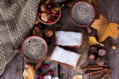 Bir kiraz ile meyveli turta. Vişneli tart. 