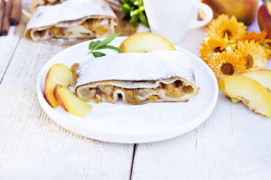 Şeftali ve elma ile Strudel