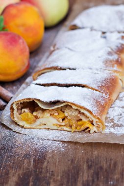 Şeftali ve elma ile Strudel