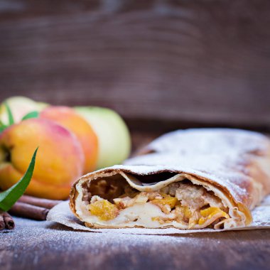 Şeftali ve elma ile Strudel