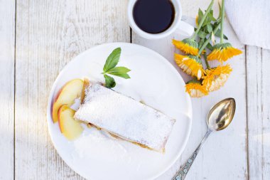 Şeftali ve elma ile Strudel