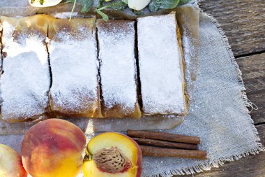 Şeftali ve elma ile Strudel