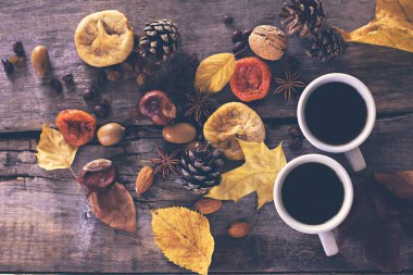 Bir fincan kahve espresso ve sonbahar yaprakları ile. 