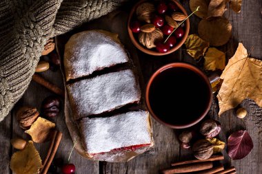 Bir kiraz ile meyveli turta. Vişneli tart. 