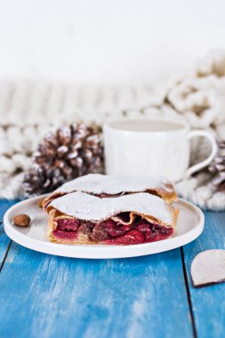 Bir kiraz ile meyveli turta. Vişneli tart.