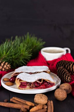 Bir kiraz ile meyveli turta. Vişneli tart.