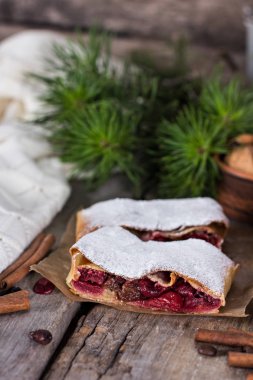 Bir kiraz ile meyveli turta. Vişneli tart.