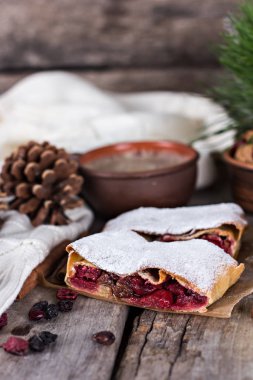 Bir kiraz ile meyveli turta. Vişneli tart.