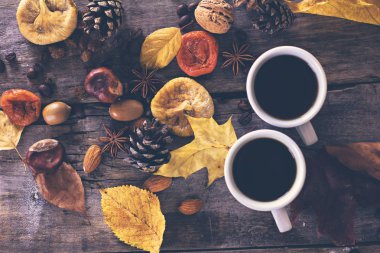 Bir fincan kahve espresso ve sonbahar yaprakları ile. 