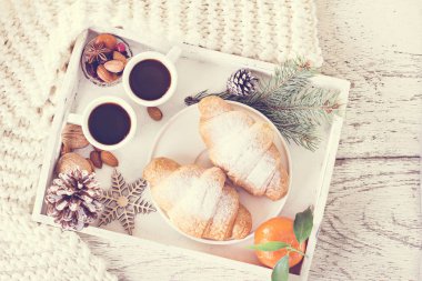 Espresso, fındık ve kruvasan