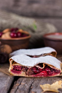 Bir kiraz ile meyveli turta. Vişneli tart. 