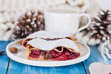 Bir kiraz ile meyveli turta. Vişneli tart.