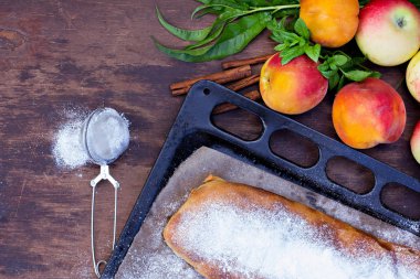 Şeftali ve elma ile Strudel