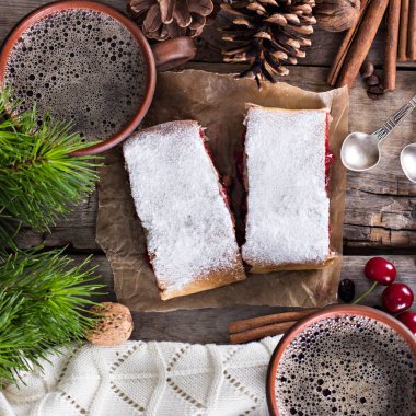 Bir kiraz ile meyveli turta. Vişneli tart.