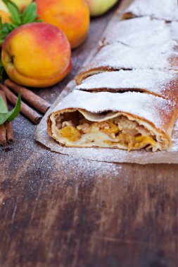 Şeftali ve elma ile Strudel