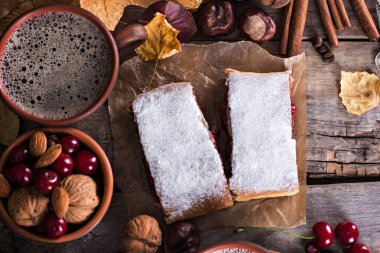 Bir kiraz ile meyveli turta. Vişneli tart. 