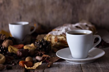 Bir fincan kahve espresso, pasta ve sonbahar yaprakları ile. Sonbahar. 