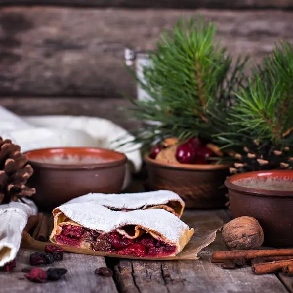 Bir kiraz ile meyveli turta. Vişneli tart.