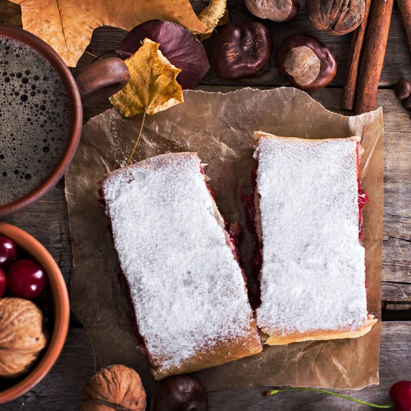 Bir kiraz ile meyveli turta. Vişneli tart. 