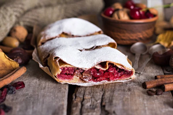 Bir kiraz ile meyveli turta. Vişneli tart.