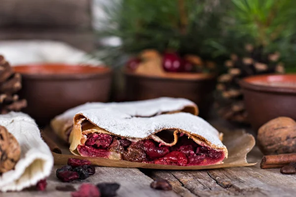 Bir kiraz ile meyveli turta. Vişneli tart.