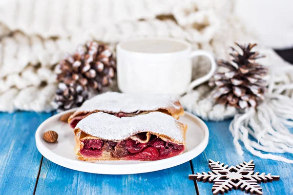 Bir kiraz ile meyveli turta. Vişneli tart.