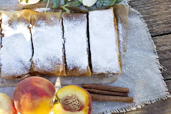 Şeftali ve elma ile Strudel