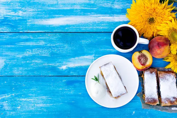 Şeftali ve elma ile Strudel