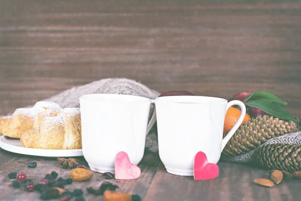 Twee kopjes thee in een romantische omgeving. — Stockfoto