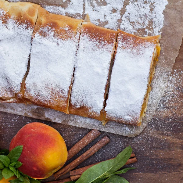 Şeftali ve elma ile Strudel