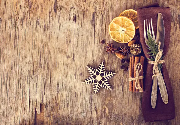 冬、クリスマスの装飾で設定されたテーブル — ストック写真