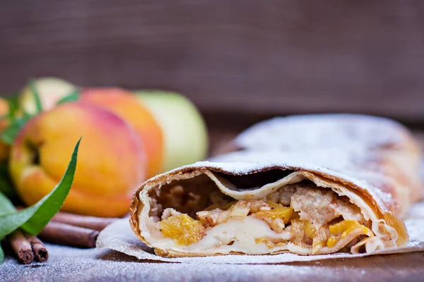 Şeftali ve elma ile Strudel