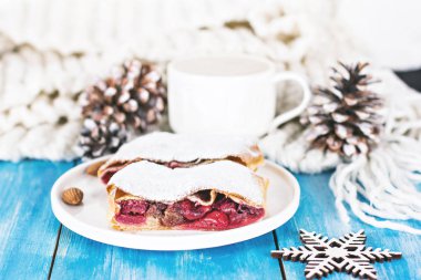 Bir kiraz ile meyveli turta. Vişneli tart.