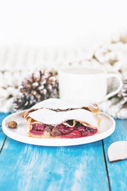 Bir kiraz ile meyveli turta. Vişneli tart.