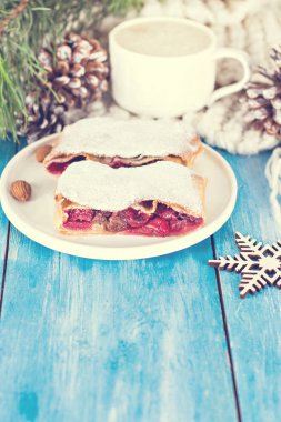 Bir kiraz ile meyveli turta. Vişneli tart.